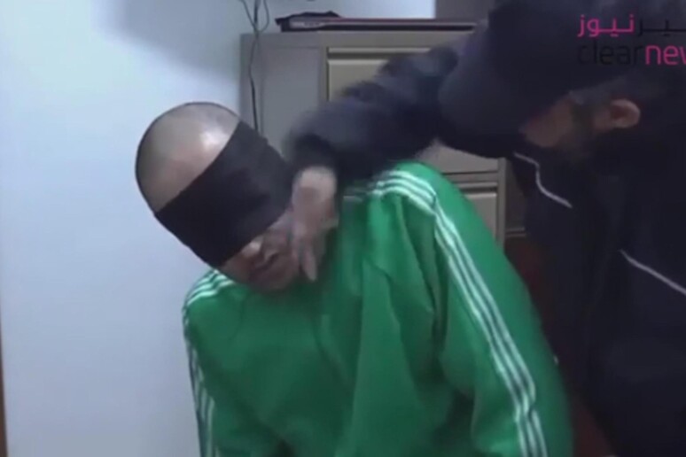 Un fermo immagine tratto da un video, diffuso da un sito di informazione libico, mostra Saadi Gheddafi mentre viene torturato in un carcere delle milizie islamiste di Tripoli -     RIPRODUZIONE RISERVATA