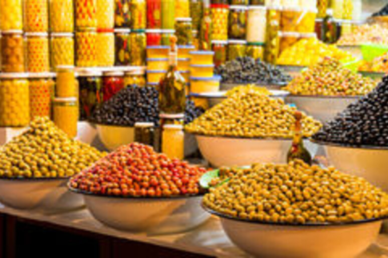 Banco di olive di un mercato in Marocco -     RIPRODUZIONE RISERVATA