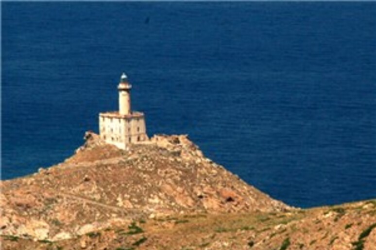 Il faro dell 'Asinara in Sardegna -     RIPRODUZIONE RISERVATA