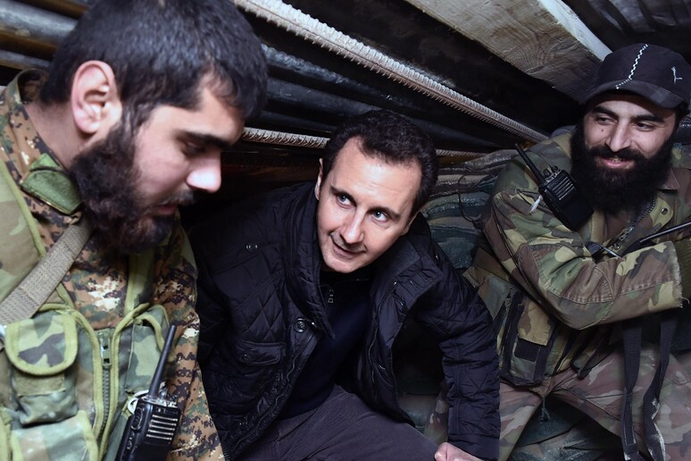 Il presidente siriano Bashar Assad insieme a a militari. © ANSA/AP