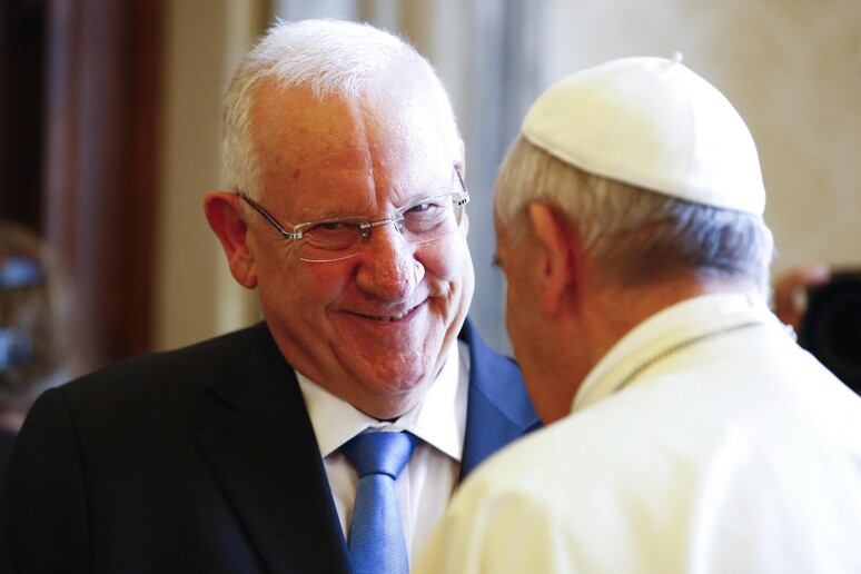 Il presidente israeliano Rivlin con papa Francesco © ANSA/EPA
