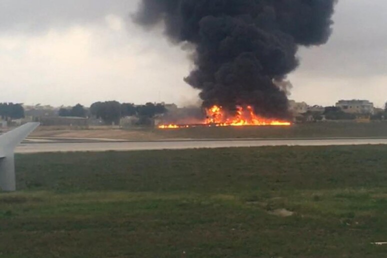 L 'esplosione dell 'aereo da turismo con 5 persone a bordo a seguito dello schianto dopo il decollo stamani dall 'aeroporto internazionale de La Valletta, Malta © ANSA/AP