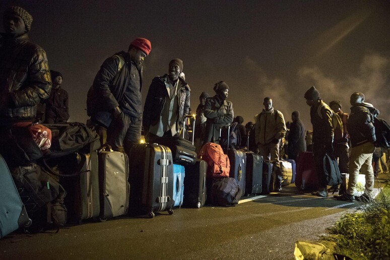 Cominciato all 'alba di oggi lo sgombero della  'Giungla ' di Calais © ANSA/EPA