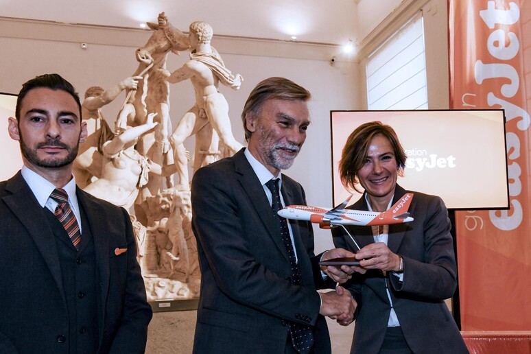 Il ministro per le Infrastrutture Graziano Delrio con il direttore di Easyjet per l 'Italia, Frances Ouseley, al Museo Archeologico di Napoli -     RIPRODUZIONE RISERVATA