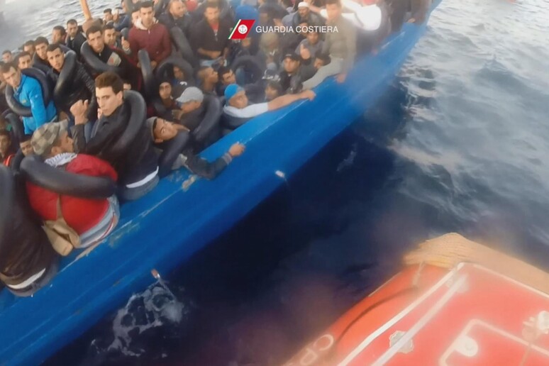 Trasferimento di migranti sulla nave Dattilo della Guardia costiera -     RIPRODUZIONE RISERVATA