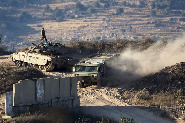 Una carrarmato israeliano in manovra sulla alture del Golan -     RIPRODUZIONE RISERVATA