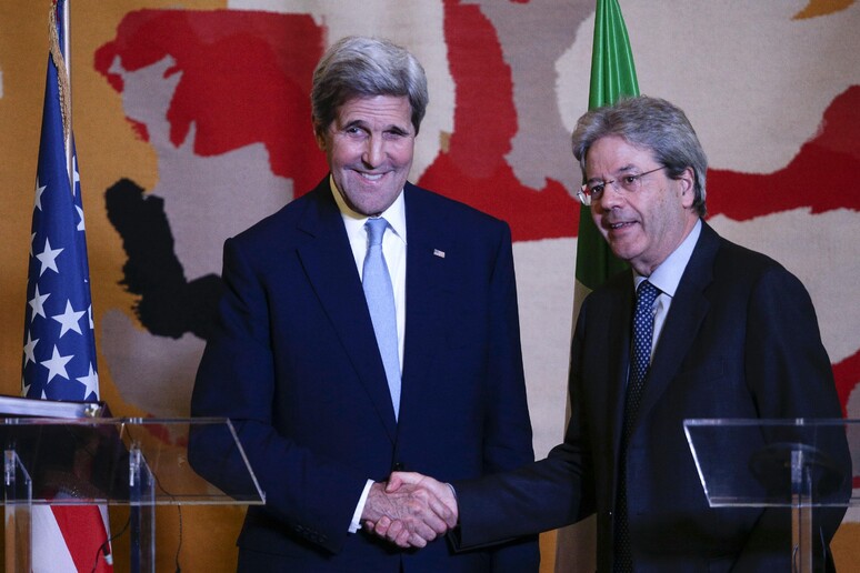 Il segretario di Stato Usa John Keey e il ministro degli Esteri Paolo Gentiloni ieri alla Farnesina -     RIPRODUZIONE RISERVATA