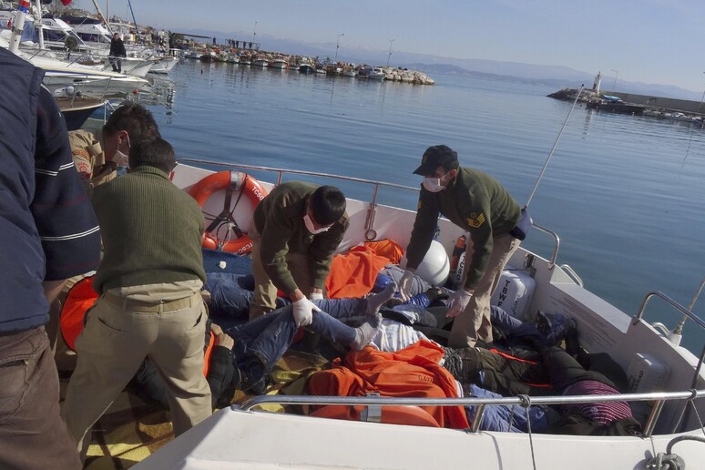 Il recupero dei corpi dei migranti annegati oggi al largo della Turchia © ANSA/AP
