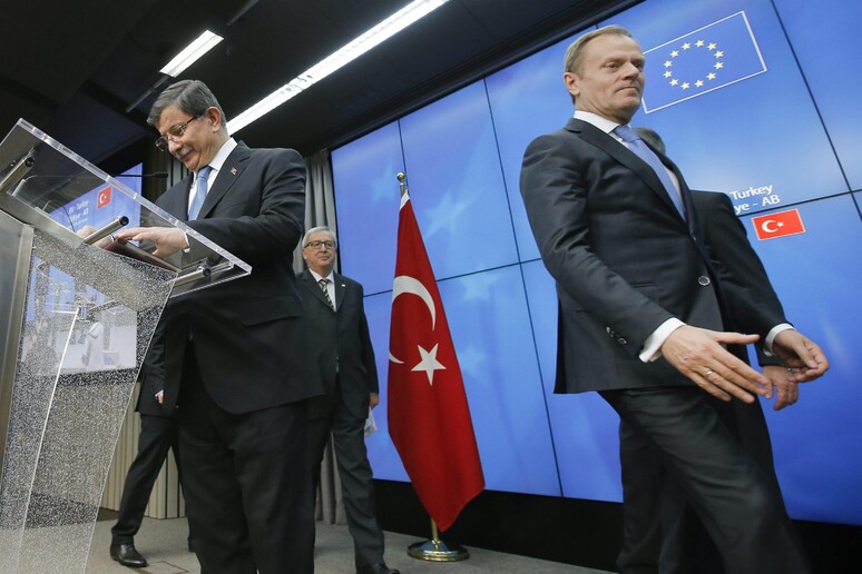 Il premier turco Ahmet Davutoglu (s), il presidente del Consiglio Ue Donald Tusk (d) e il presidente della Commissione Ue Jean Claude Juncker (2-s) -     RIPRODUZIONE RISERVATA