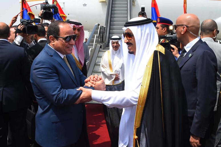Il re saudita Salman ricevuto dal presidente egiziano Abdel Fattah Al Sisi domenica scorsa al Cairo © ANSA/AP