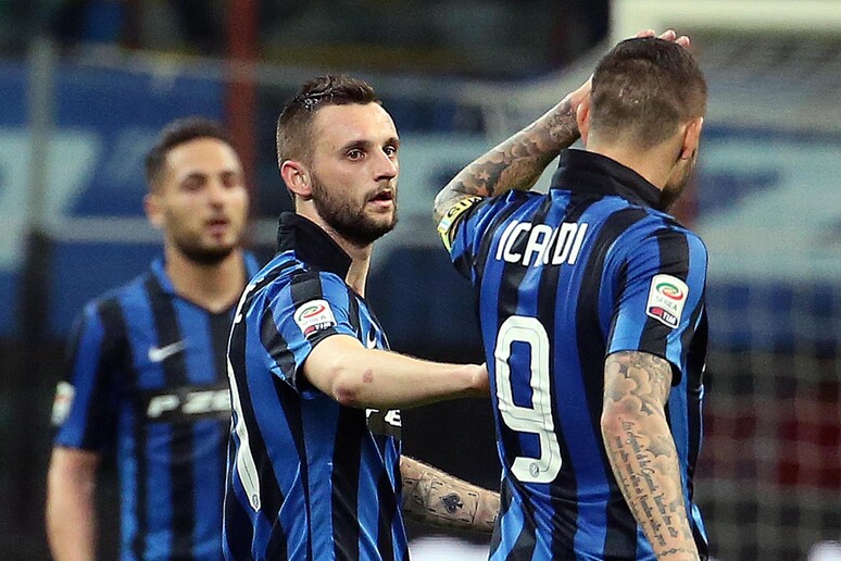 Marcelo Brozovic (s) dell 'Inter esulta dopo il gol di Mauro Icardi contro il Napoli -     RIPRODUZIONE RISERVATA