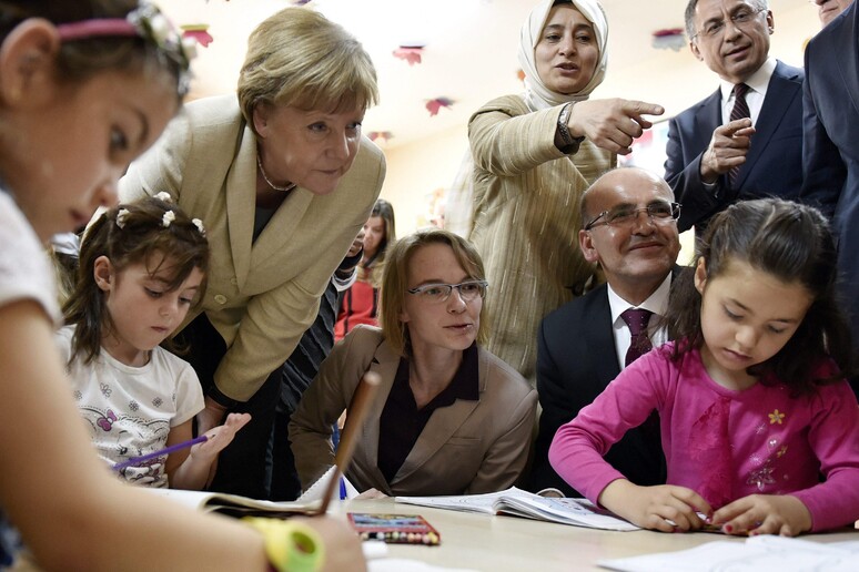 Angela Merkel visita il campo profughi di Gaziantep dove è poi scoppiatto lo scandalo pedofilia © ANSA/EPA
