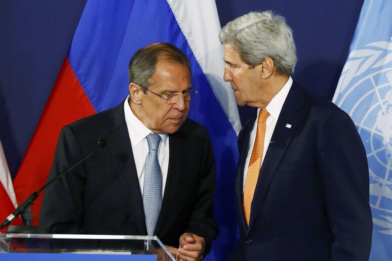 Il ministro degli Esteri russo Serghiei Lavrov (s) e il segretario di Stato Usa John Kerry (d) ieri in conferenza stampa a Vienna © ANSA/AP