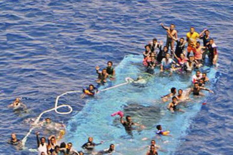 Nuovo naufragio al largo delle coste libiche © ANSA/AP