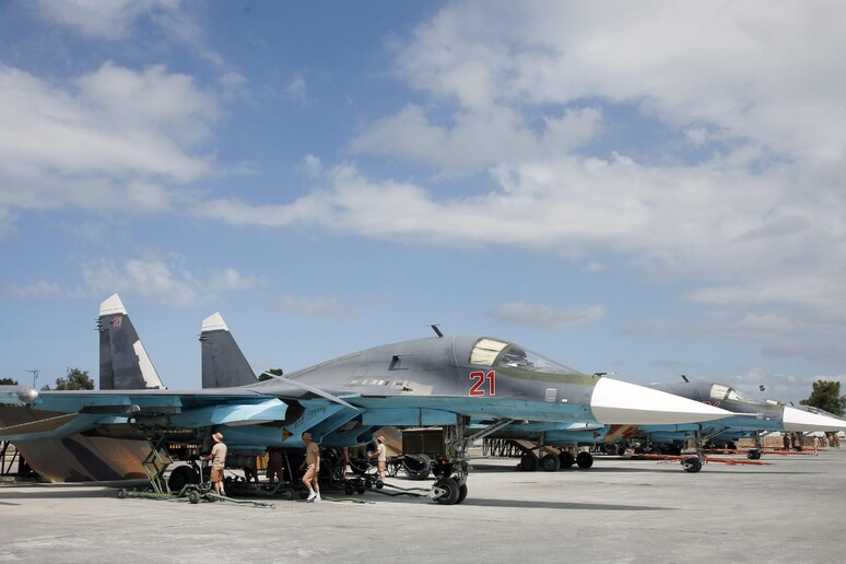 Un aereo russo Su-34 nella base siriana di Latakia © ANSA/EPA