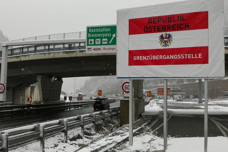 Cartello di confine al Brennero (Foto: Stefan Wallisch) -     RIPRODUZIONE RISERVATA