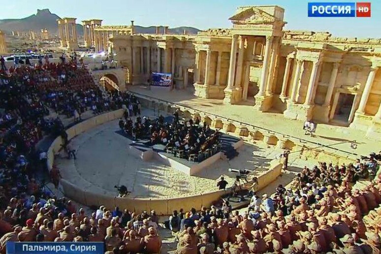 Un fermo immagine della diretta della tv russa del concerto dell 'orchestra filarmonica di San Pietroburgo nell 'antico teatro di Palmira in Siria -     RIPRODUZIONE RISERVATA