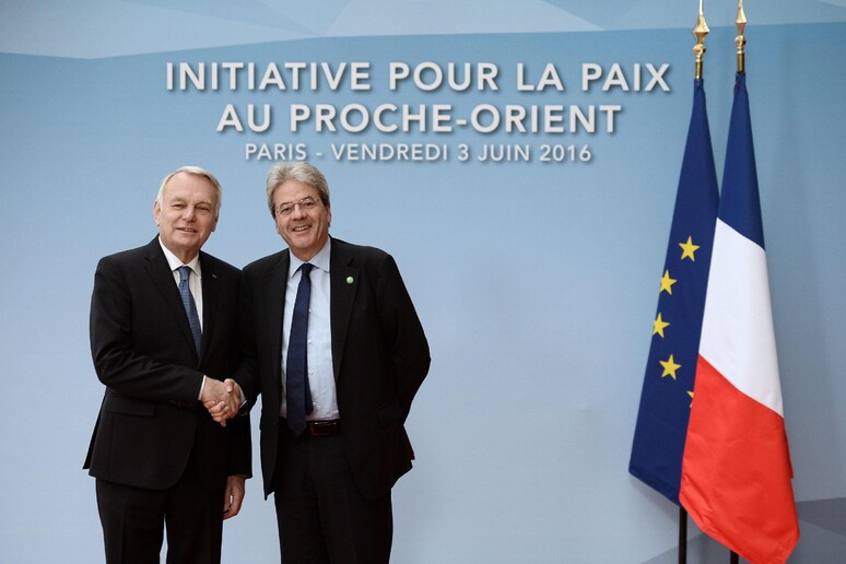Il ministro degli Esteri francese Jean-Marc Ayrault (sinistra) con il suo omologo italiano Paolo Gentiloni a Parigi © ANSA/EPA