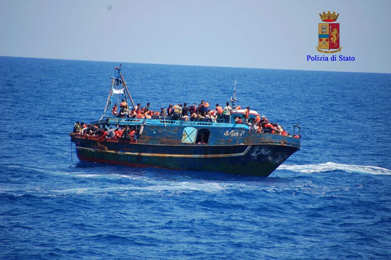 Un barcone di migranti soccorso nel Canale di Sicilia -     RIPRODUZIONE RISERVATA