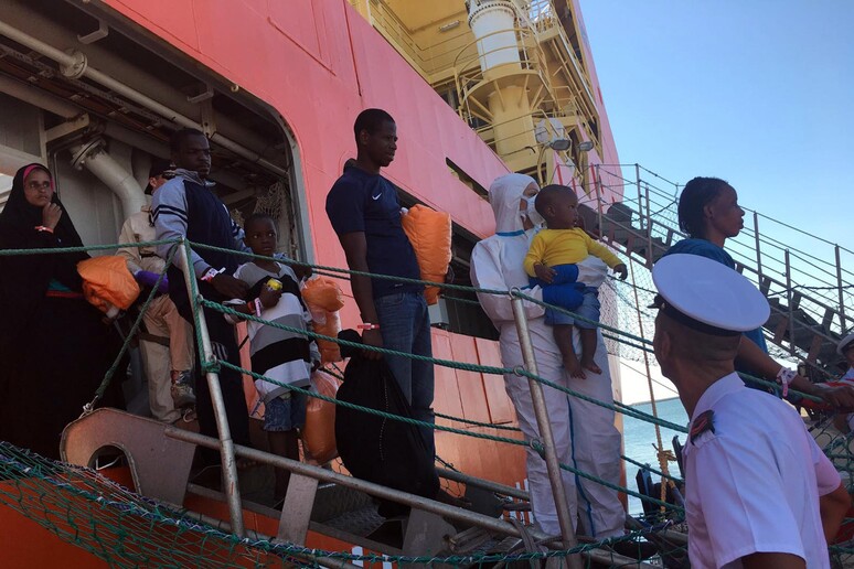 Migranti: a Cagliari nave con 931 profughi -     RIPRODUZIONE RISERVATA