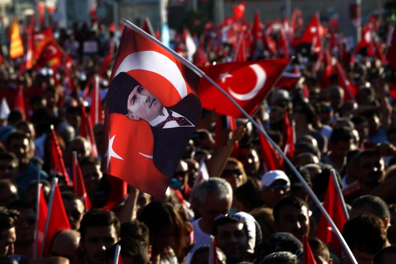 Sostenitori del partito socialdemocratico Chp sventolano bandiere con il ritratto di Mustafa Kemal Ataturk, il fondatore della Turchia laica, durante una manifestazione  'per la Repubblica e la democrazia ' a Istanbul © ANSA/AP