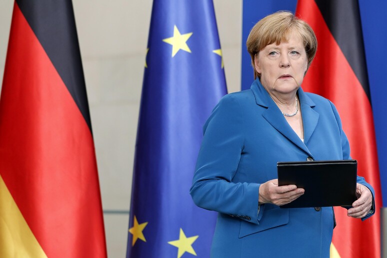 La cancelliera tedesca Angela Merkel criticata per la sua politica delle porte aperte per i profughi siriani © ANSA/AP