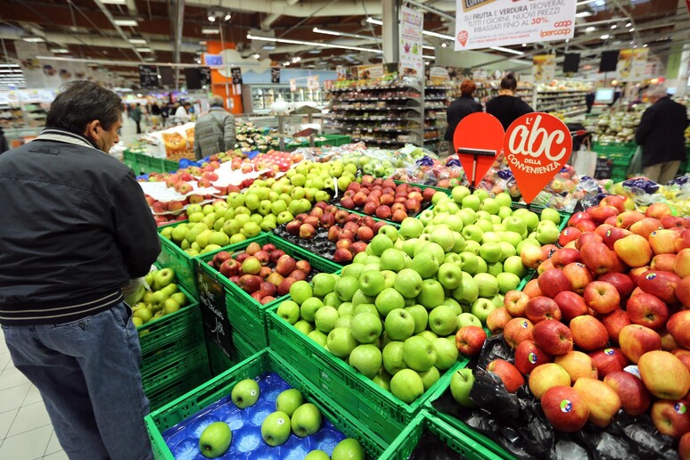 Frutta al supermercato - RIPRODUZIONE RISERVATA