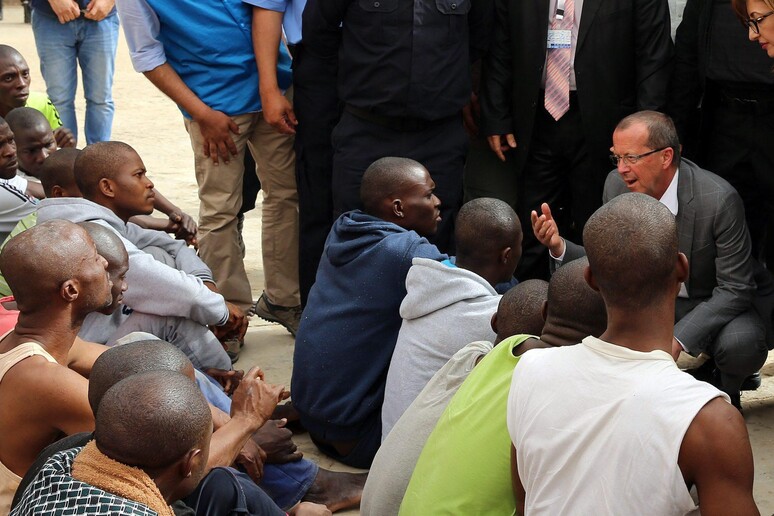 L 'inviato Onu per la Libia Martin Kobler incontra migranti in un centro di detenzione a Tripoli -     RIPRODUZIONE RISERVATA
