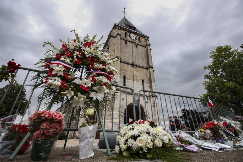 Fiori in omaggio alle vittime dell 'attacco contro il prete e i fedeli nella chiesa di Saint-Etienne-du-Rouvray © ANSA/EPA