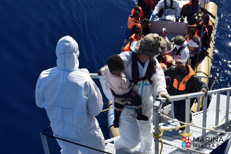 Operazione di salvataggio di migranti nel Mediterraneo da parte delle navi della Marina militare -     RIPRODUZIONE RISERVATA