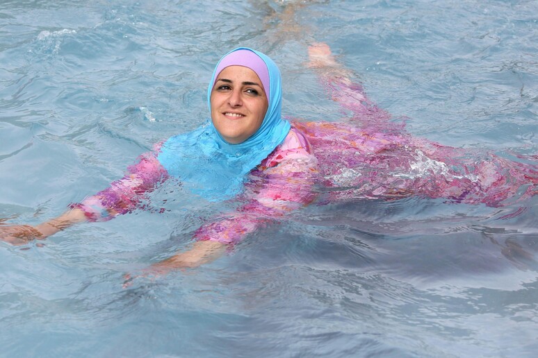 Una ragazza turca nuota con il burkini in una piscina all 'aperto in Germania -     RIPRODUZIONE RISERVATA