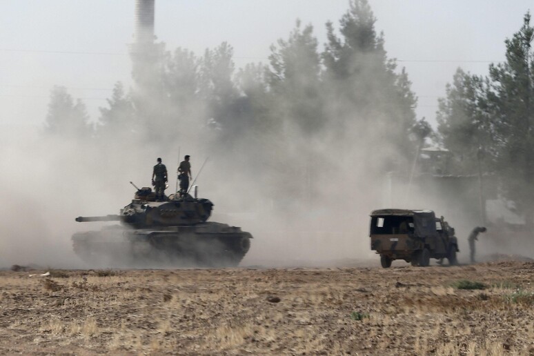 Carri armati turchi entrano in Siria © ANSA/EPA