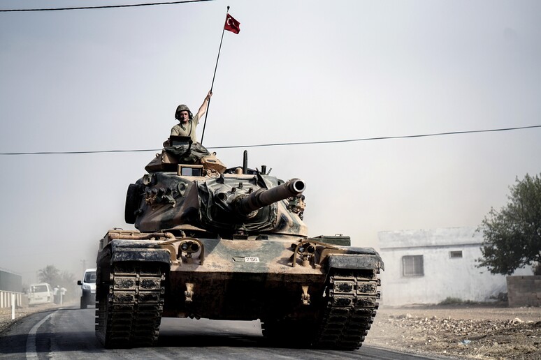 Carri armati turchi in Siria © ANSA/AP