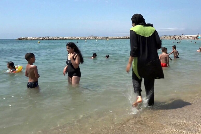 Una musulmana indossa il burkini sulla spiaggia di Marsiglia © ANSA/AP