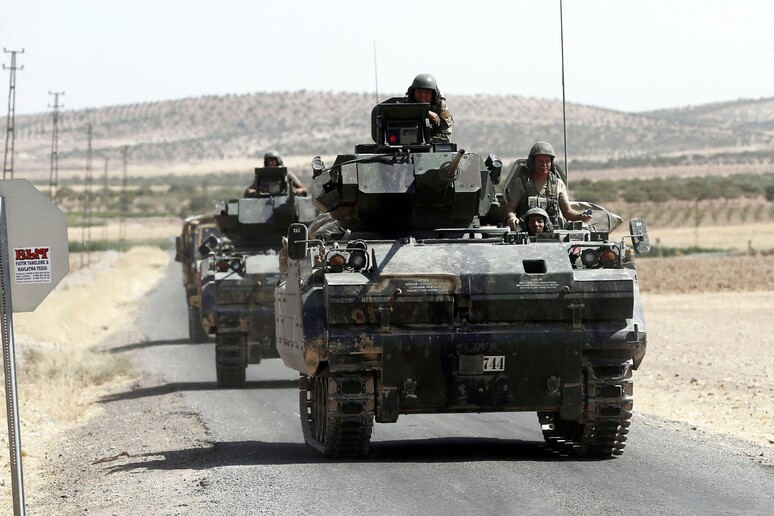 Carri armati turchi di ritorno dal territorio siriano © ANSA/EPA