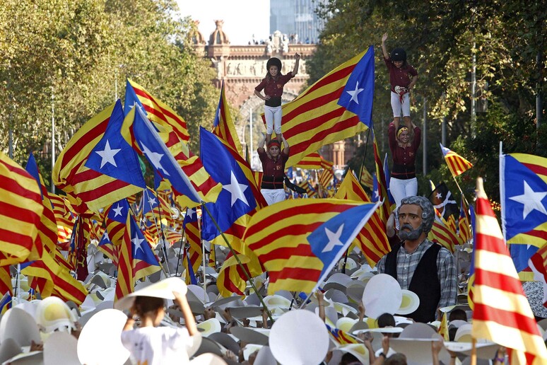 Migliaia di indipendentisti in piazza a Barcellona nel giorno della Diada, la festa nazionale catalana -     RIPRODUZIONE RISERVATA