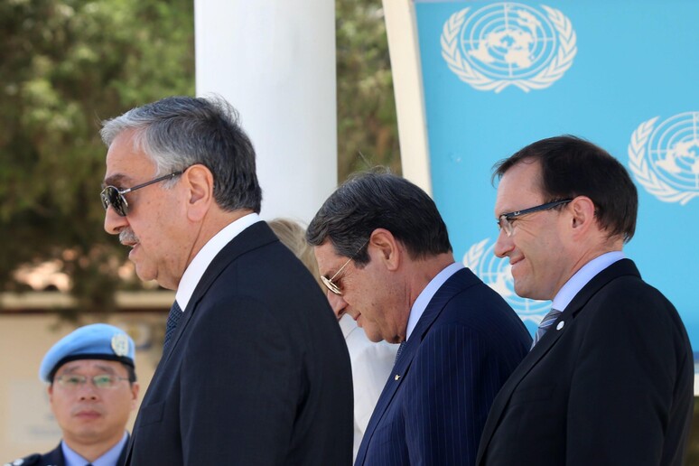A sinistra il presidente cipriota Anastasies, al centro il consigliere Onu Eide, a sinistra il presidente turco-cipriota Akinci -     RIPRODUZIONE RISERVATA