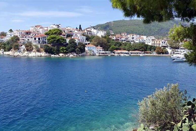 Una veduta di Skiathos, l 'isola delle Sporadi che ad agosto ha attirato quasi 16.000 italiani -     RIPRODUZIONE RISERVATA