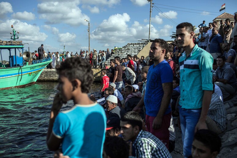Egiziani attendono a Rosetta l 'arrivo della barca della Guardia costiera con a bordo i corpi dei migranti morti nel naufragio di ieri davanti alle coste egiziane © ANSA/AP