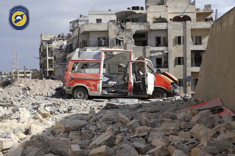 Un 'ambulanza distrutta dai bombardamenti su Aleppo (foto del gruppo degli operatori della difesa civile) © ANSA/AP