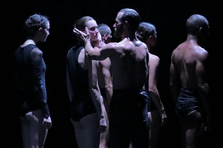 Una scena dello spettacolo  'OCD Love ' della compagnia israeliana L-E-V Dance Company -     RIPRODUZIONE RISERVATA