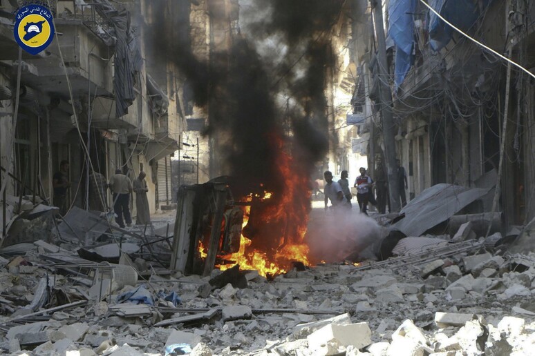 Distruzione ad Aleppo est dopo i bombardamenti aerei russi e governativi siriani (foto fornita dal gruppo di difesa civile dei Caschi bianchi) © ANSA/AP