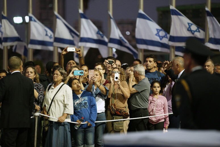 Popolo Israele saluta Peres, domani Abu Mazen a esequie © ANSA/EPA