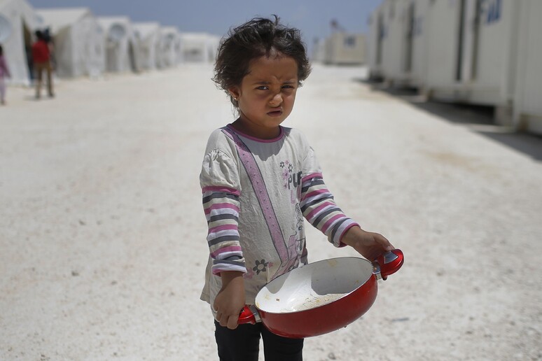 Bambina siriana in un campo profughi al confine con la Turchia © ANSA/AP