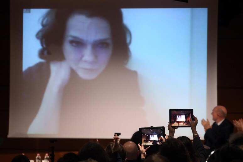 La scrittrice e giornalista turca Asli Erdogan interviene in videoconferenza al teatro Dal Verme di  Milano in occasione di un 'anteprima di "Tempo di libri" -     RIPRODUZIONE RISERVATA