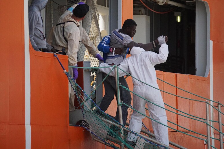 Migranti salvati nel Mediterraneo sbarcano dalla nave norvegese Siem Pilot (foto d 'archivio) -     RIPRODUZIONE RISERVATA