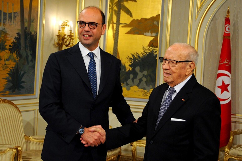 Il ministro degli Esteri Angelino Alfano con il presidente tunisino Beji Kaid Essebsi © ANSA/EPA