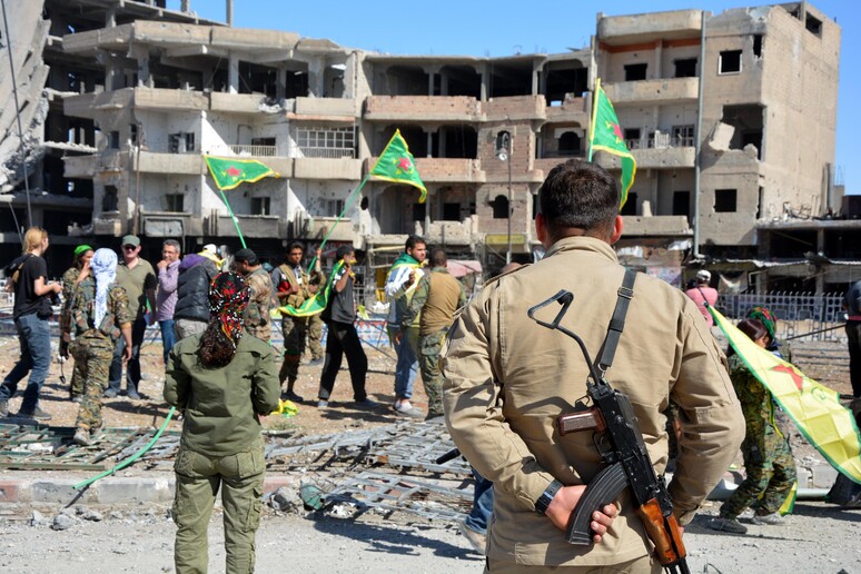 Soldati delle milizie curde a Raqqa dopo la liberazione dall 'Isis © ANSA/EPA
