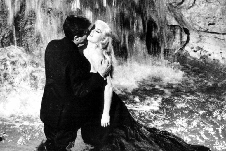 Una delle scene più famose della  'Dolce Vita ' di Federico Fellini -     RIPRODUZIONE RISERVATA