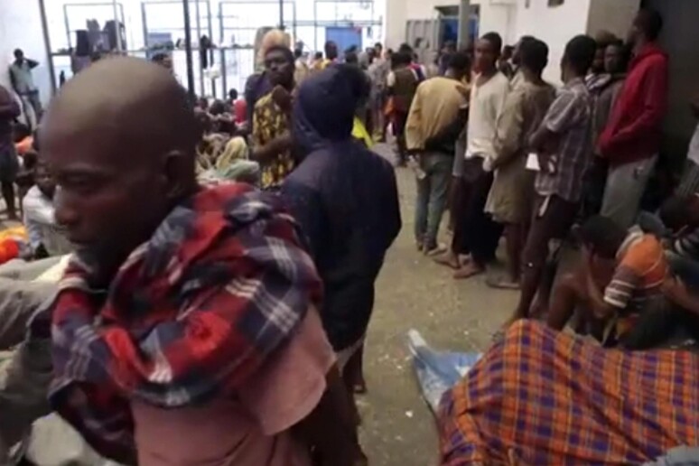 Un campo di detenzione in Libia (frame dal video CNN) -     RIPRODUZIONE RISERVATA